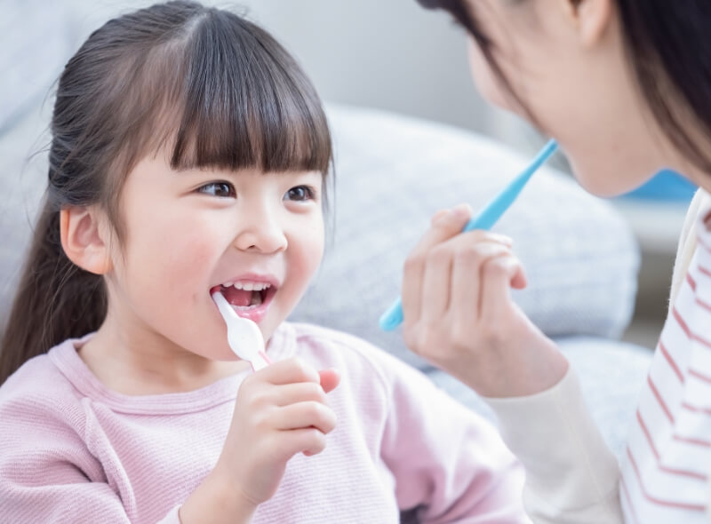 歯ブラシをする子供